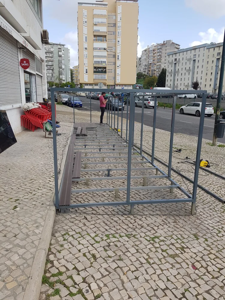 Esplanada metálica e deck comercial construído pela TMS